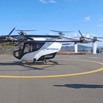 　空飛ぶクルマの飛行試験場。右はスカイドライブの福原裕悟執行役員＝３０日午前、山口市