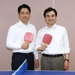 　会談後、卓球のラケットを手に写真に納まる小泉防衛相（左）と韓国の安圭伯国防相＝３０日午後、神奈川県の海上自衛隊横須賀基地（代表撮影）