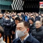 　候補者の街頭演説を聞く人たち＝２７日、新潟県長岡市