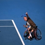 　男子シングルス準決勝でプレーする小田凱人＝３０日、オーストラリア・メルボルン（ゲッティ＝共同）