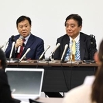 　記者会見する減税ゆうこく連の原口共同代表（左）と河村共同代表＝３０日午後、名古屋市