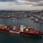 　パナマ運河の港を航行する貨物船＝２０２５年３月、パナマ市（ＡＰ＝共同）