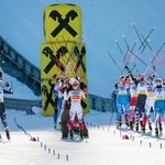 　ノルディック複合Ｗ杯女子個人第１０戦の前半距離のスタート前に、五輪から女子が除外されていることに抗議し、ストックを掲げて「Ｘ」の文字を作る選手たち＝ゼーフェルト（共同）