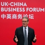 　中国・北京でのビジネス関係の会合で演説するスターマー英首相＝３０日（ロイター＝共同）