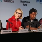 　記者会見する俳優のケイト・ブランシェットさん（左から２人目）と難民の映画制作者ら＝３０日、オランダ・ロッテルダム（共同）