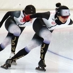 　合宿で力強い滑りを見せる高木美帆（右）＝ドイツ・インツェル（共同）