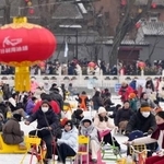 　北京市内の観光地を訪れた人たち＝１月（共同）