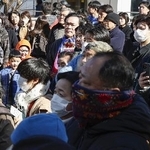 　街頭演説を聞く人たち＝３１日午前、さいたま市（政党のビラにモザイク加工しています）