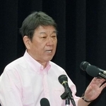 　集会で演説する茂木外相＝３１日午前、沖縄県浦添市