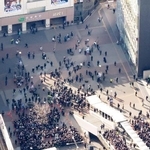 衆院選が公示され、街頭演説に集まった人たち＝２７日午前１０時６分、東京都内（共同通信社ヘリから）