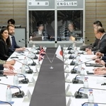 　会談する高市首相（右端）とスターマー英首相（左端）＝３１日夜、首相官邸