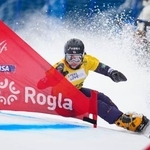 　女子パラレル大回転準々決勝　滑走する三木つばき＝ログラ（共同）