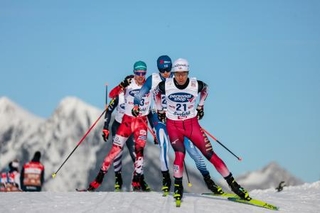 　Ｗ杯複合男子個人第１３戦の後半距離で力走する渡部暁斗（手前）。２２位となった＝ゼーフェルト（共同）