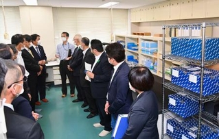 　佐賀県警科捜研を視察する県議ら＝２０２５年９月、佐賀県警本部
