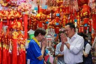 　タイ・バンコクの中華街で選挙活動をするアヌティン首相＝１月２０日（ロイター＝共同）