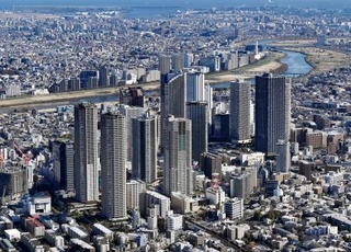 　タワーマンションが立ち並ぶ川崎市の武蔵小杉駅周辺＝１月（共同通信社ヘリから）