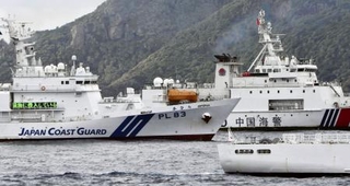 　沖縄県・尖閣諸島の魚釣島周辺を航行する海上保安庁の巡視船（手前）と中国海警局の船＝２０２４年４月