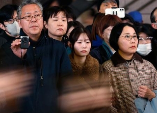 　日本保守党の街頭演説を聴く被爆４世の宮崎優花さん（中央）＝１月３１日、東京・新宿