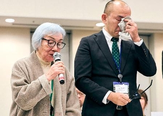 　２０２５年１２月、国会内で開かれた集会に参加したこうぞうさん（右）と母（提供写真）
