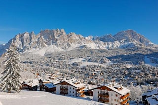 　イタリア北東部に位置するコルティナダンペッツォ＝１月（共同）