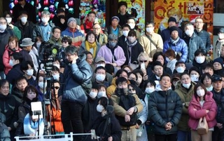 　街頭演説に耳を傾ける人たち＝１日午前、東京都内