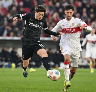 　シュツットガルト戦で競り合うフライブルクの鈴木唯（左）＝シュツットガルト（共同）