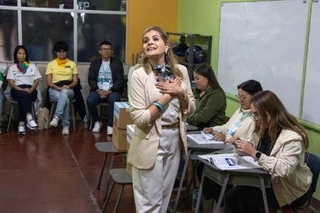 　コスタリカ大統領選で投票に臨む国民主権党候補のラウラ・フェルナンデス前大統領府相＝１日、サンホセ（ゲッティ＝共同）