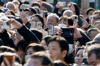　街頭演説会場でスマートフォンを向ける人たち＝２日午前、岡山県内