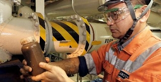 　船上に引き揚げられ、ボトルにつめられたレアアース泥＝１日、東京・南鳥島沖（ＳＩＰ／海洋研究開発機構提供）