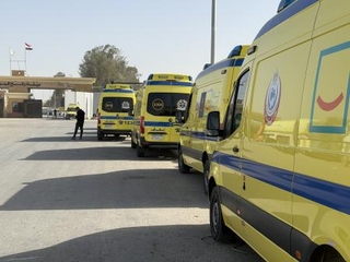 　ラファ検問所のエジプト側で、待機する救急車＝２日（ゲッティ＝共同）