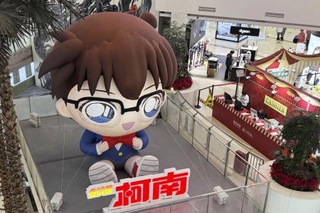 　中国広東省広州市の商業施設に展示された人気アニメ「名探偵コナン」のバルーン＝１月（共同）