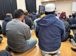 　神奈川県藤沢市の施設で礼拝する人たち＝１月１６日