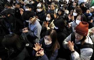 　街頭演説に拍手する人たち＝１月２８日、大阪府内