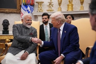　昨年２月、米ホワイトハウスで会談するトランプ大統領（右）とインドのモディ首相（ゲッティ＝共同）