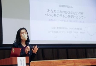　包括的性教育の授業をする助産師の板橋知子さん＝２０２５年１２月、東京都内