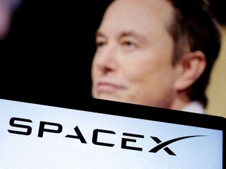 　スペースＸのロゴとイーロン・マスク氏＝２０２２年１２月（ロイター＝共同）