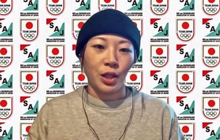 　オンラインで取材に応じる冨田せな＝２日（共同）