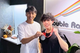 　ショートトラック男子の宮田将吾（右）のサポートをするトレーナーの権田康徳さん＝２０２５年１０月、兵庫県芦屋市（権田さん提供）