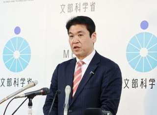 　記者会見する松本文科相＝３日午前、文科省