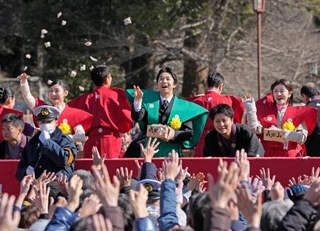 　成田山新勝寺の節分会で、豆をまくＮＨＫ大河ドラマ「豊臣兄弟！」の仲野太賀さん（中央）ら＝３日午前、千葉県成田市