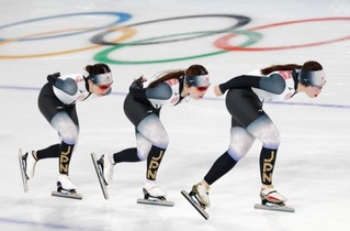 　調整するスピードスケートの（左から）野明花菜、佐藤綾乃、堀川桃香＝ミラノ（共同）