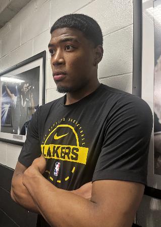 　取材に応じる米プロバスケットボールＮＢＡ、レーカーズの八村塁＝３日、ニューヨーク（共同）