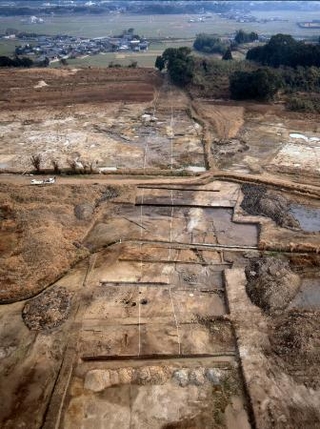 　佐賀県の吉野ケ里遺跡で見つかった官道跡（白線部分）（佐賀県文化課提供）