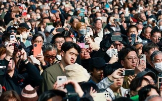 　候補者の街頭演説に集まった人たち＝４日午後、岡山県内
