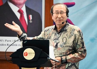 　ジャカルタ郊外で講演する北川進京都大特別教授＝４日（共同）