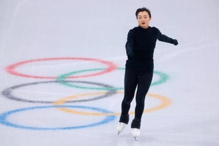 　公式練習で調整する坂本花織＝ミラノ（共同）