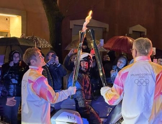 　聖火ランナーを務めた加藤条治さん（左）＝４日、イタリア・モンツァ（共同）