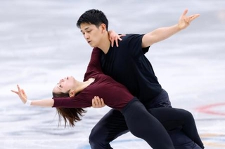 　公式練習で調整する三浦璃来（左）、木原龍一組＝ミラノ（共同）