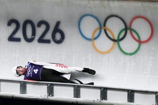 　男子リュージュ１人乗りの公式練習で滑走する小林誠也＝コルティナダンペッツォ（共同）