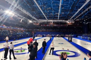 　停電が発生し、競技が中断したカーリング混合ダブルス１次リーグ＝４日、イタリア・コルティナダンペッツォ（共同）